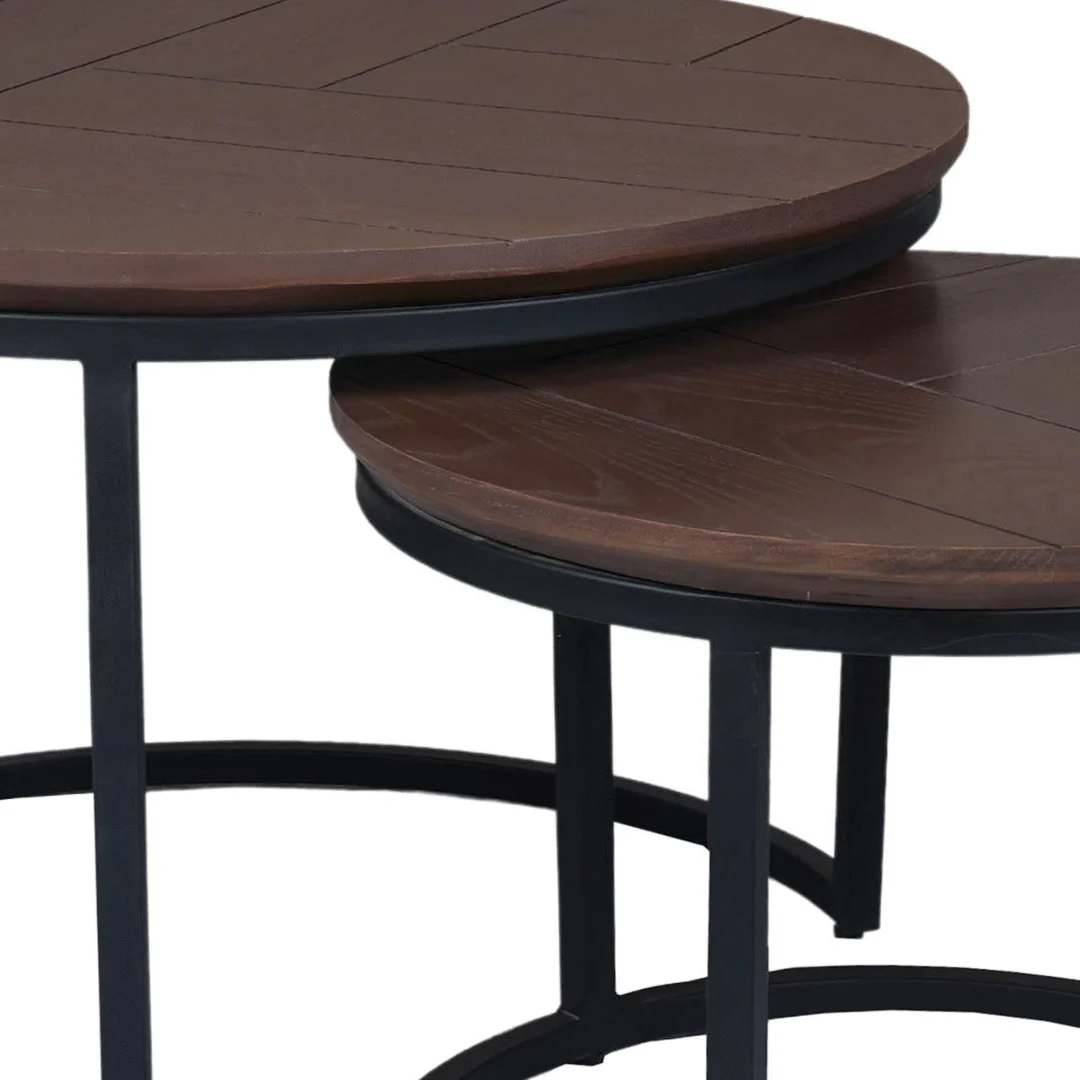 De Salontafel Walnoot (73 x 73 cm) is een vierkante eiken salontafel met een donkere houten afwerking en een stevig zwart metalen frame, perfect om moderne stijl en ruimtebesparend design toe te voegen aan je woonkamer.
