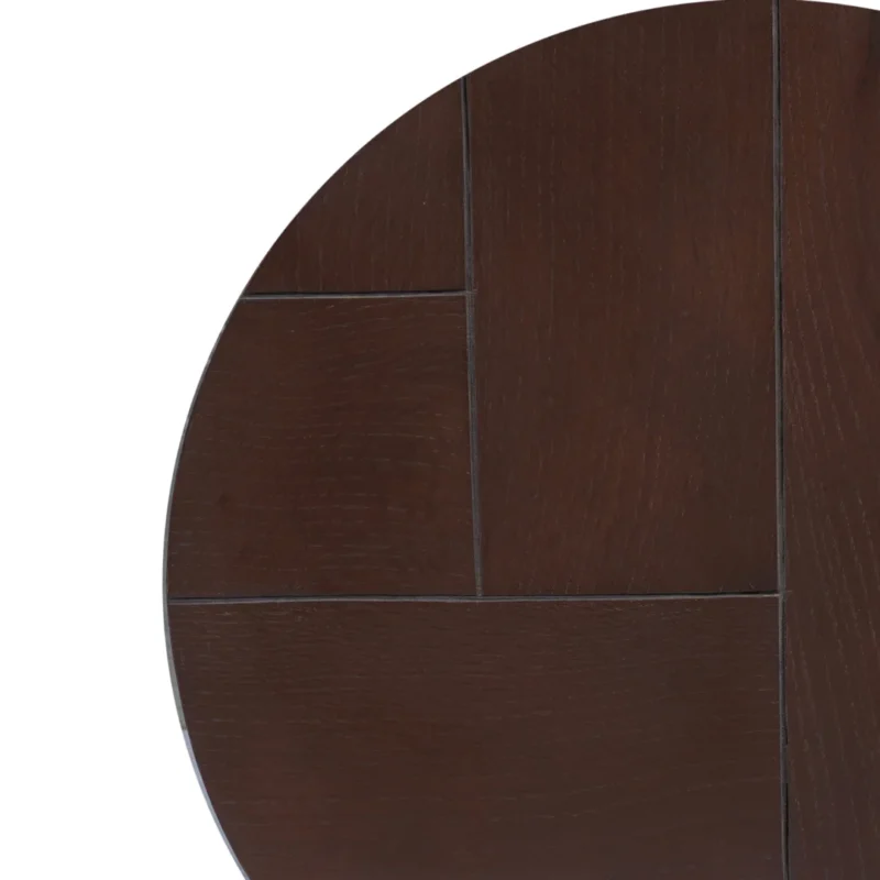 Close-up van Salontafel Walnoot, een vierkante salontafel van eikenhout van 73x73 cm, met een donkerbruin houtpatroon met rechthoekige segmenten in een raster. De rand van de tafel steekt af tegen een witte achtergrond.