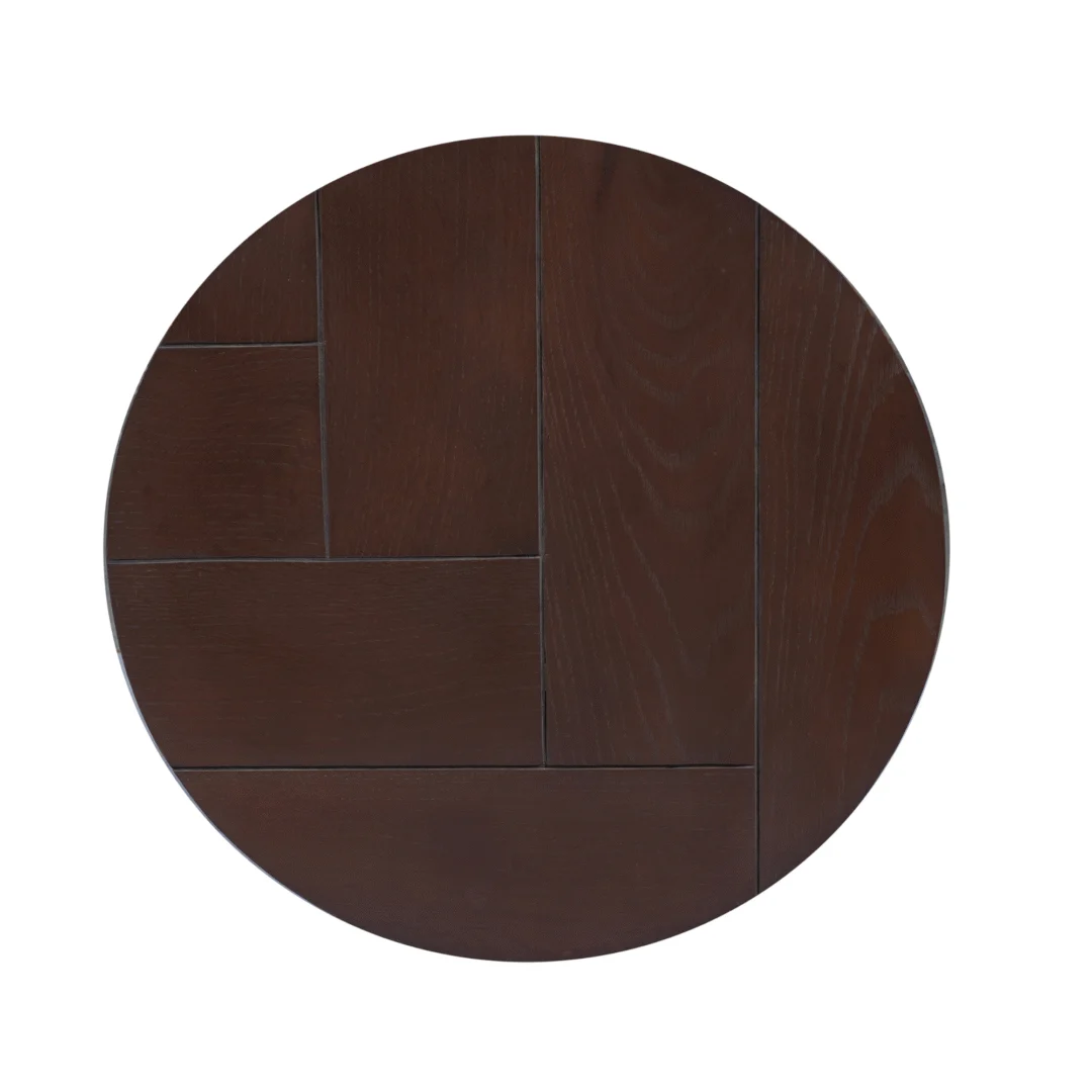 De Salontafel Walnoot is een vierkante salontafel (73 x 73 cm) gemaakt van eikenhout, met een donkerbruine houtnerf en parketpatroon met rechthoekige houten segmenten in een geometrisch ontwerp, geïsoleerd afgebeeld op een witte achtergrond.