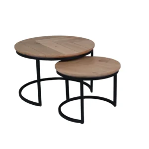 Een vierkante salontafel, Salontafel 73 x 73 CM Vierkant Eikenhout, met een eikenhouten blad en stoer ontwerp, perfect voor moderne woonruimtes.