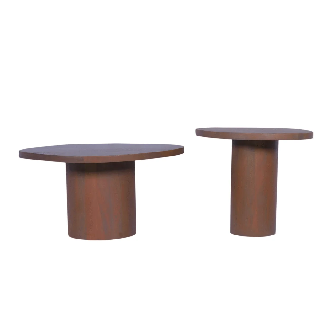 Er worden twee moderne Salontafel Walnoot Opbergvak tafels getoond: de ene is korter en breder, terwijl de andere langer en smaller is. Beide hebben ronde houten bladen, dikke cilindrische onderstellen en een eenvoudig, minimalistisch ontwerp.