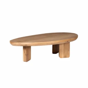De Salontafel 130 CM Eikenhout is een houten salontafel met een asymmetrisch, ovaal blad en drie stevige rechthoekige poten, allemaal in een natuurlijke houten afwerking. De salontafel staat tegen een effen witte achtergrond.