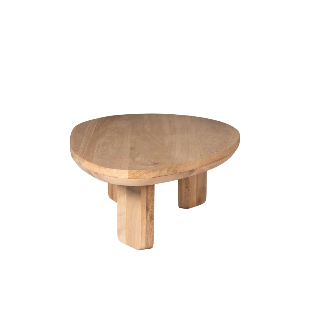 Studiofoto van een eikenhouten salontafel met een driehoekig blad en drie poten. Lichte houtkleur tegen een witte achtergrond.