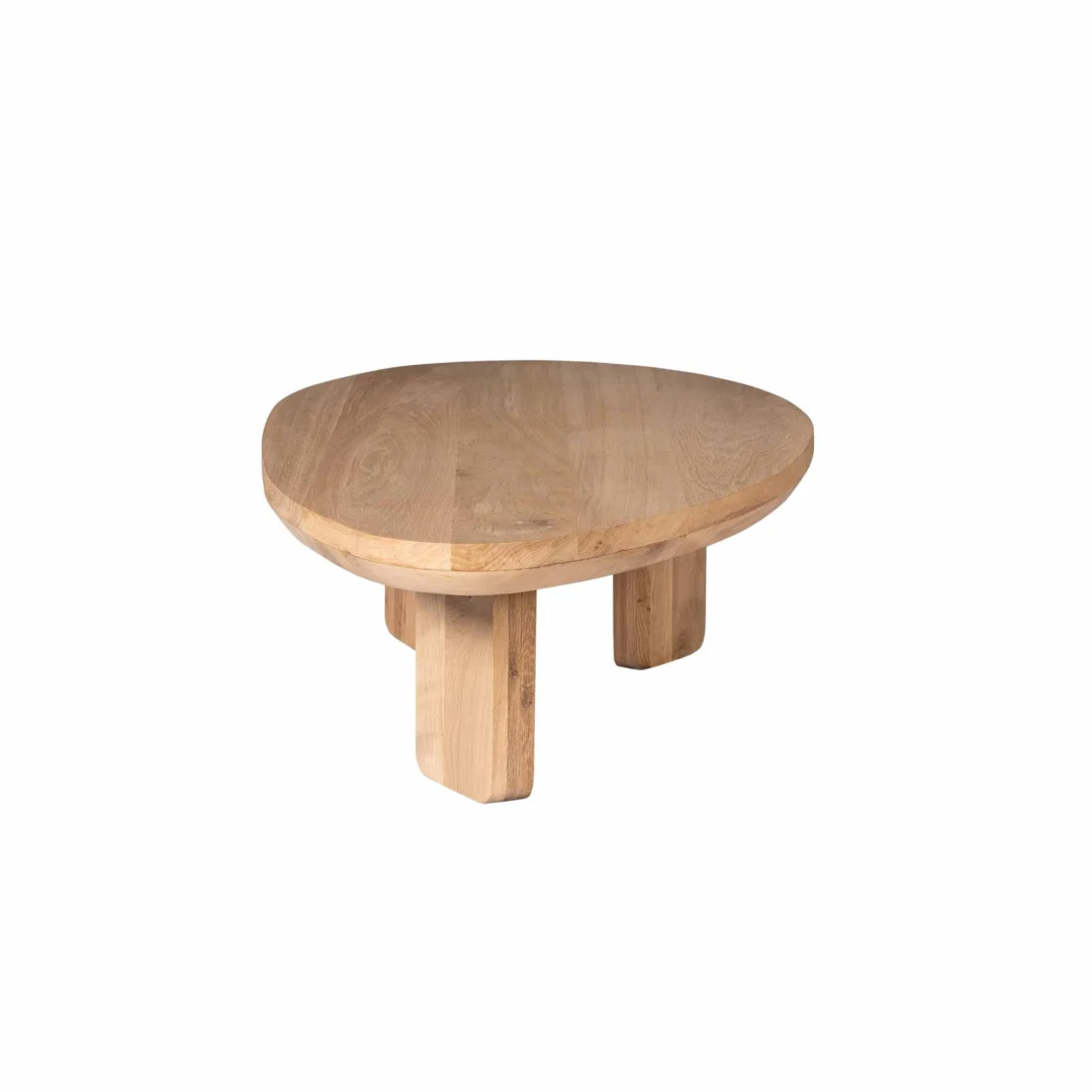 Studiofoto van een eikenhouten salontafel met drie poten, zachte belichting en een witte achtergrond. Het blad is driehoekig.