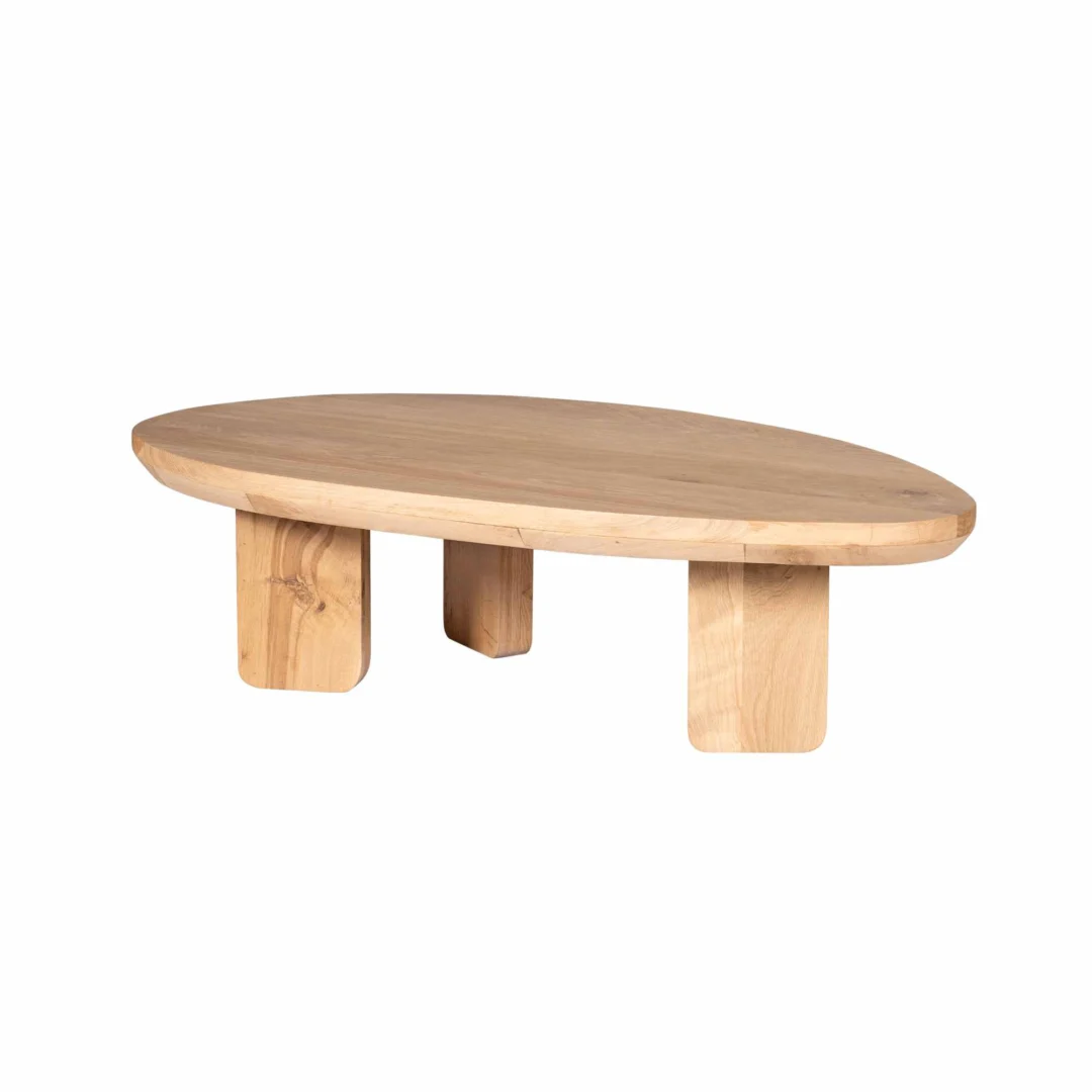 Lichtgekleurde, ovale salontafel van eikenhout, laag standpunt, met korte, blokvormige poten tegen een witte achtergrond.