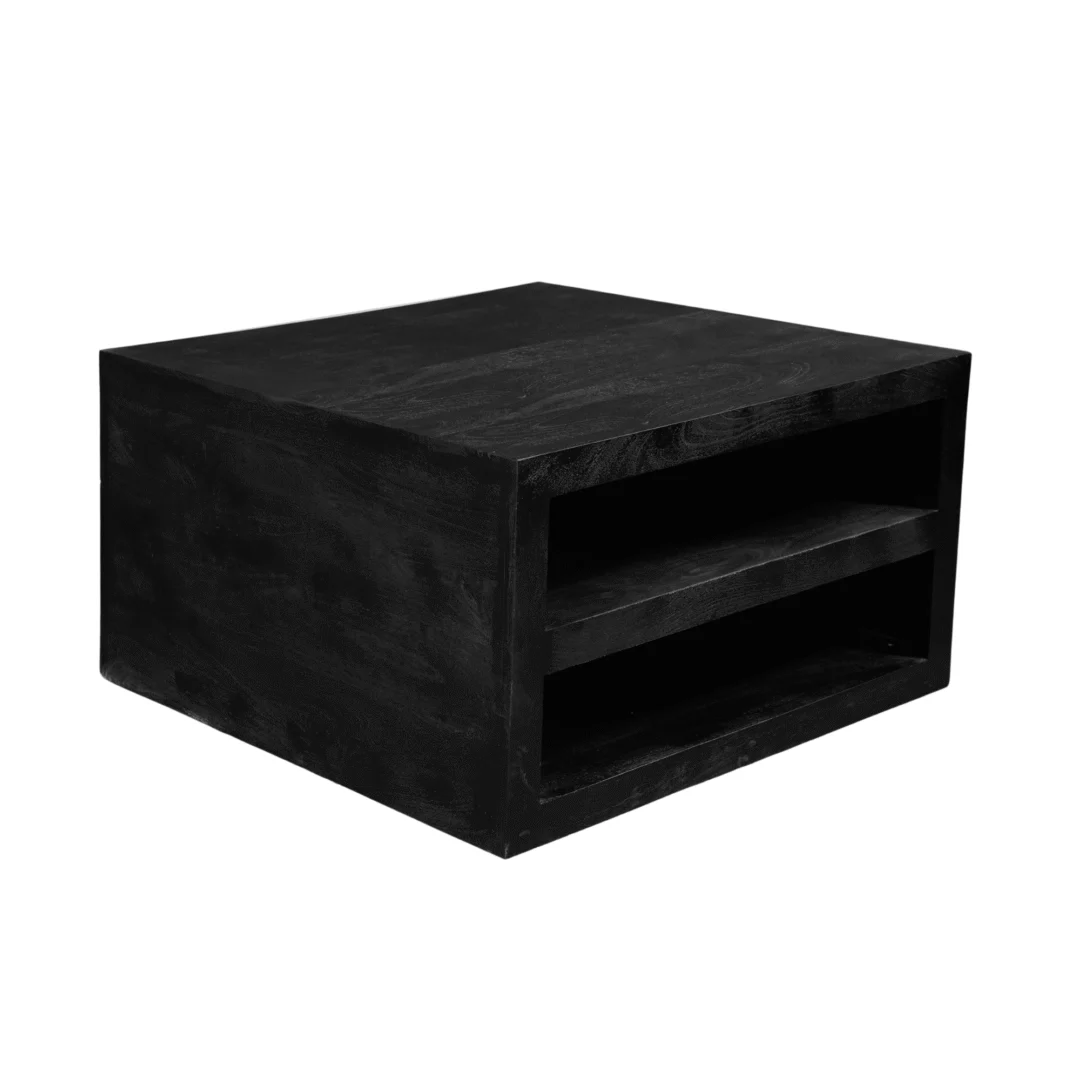 De Salontafel Zwart Design Tijdloos Design is een zwarte, vierkante houten salontafel met twee open planken en een modern, eenvoudig ontwerp, afgebeeld tegen een witte achtergrond.