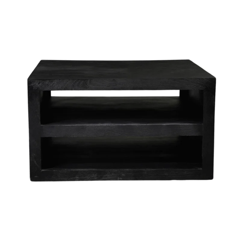 De Salontafel Zwart Design Tijdloos is een zwarte, rechthoekige houten tafel met twee open planken en een minimalistisch ontwerp, afgebeeld tegen een witte achtergrond.