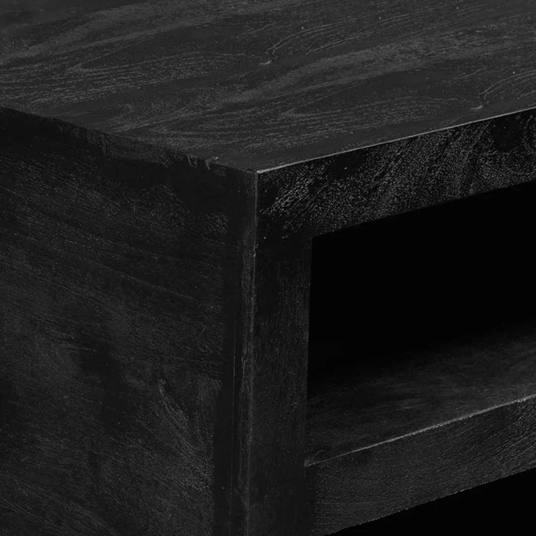 Close-up van de Salontafel Zwart Design Tijdloos, met een donkerhouten rechthoekige vorm met een zichtbare open plank onder het tafelblad. De houtnerf en textuur zijn duidelijk zichtbaar.