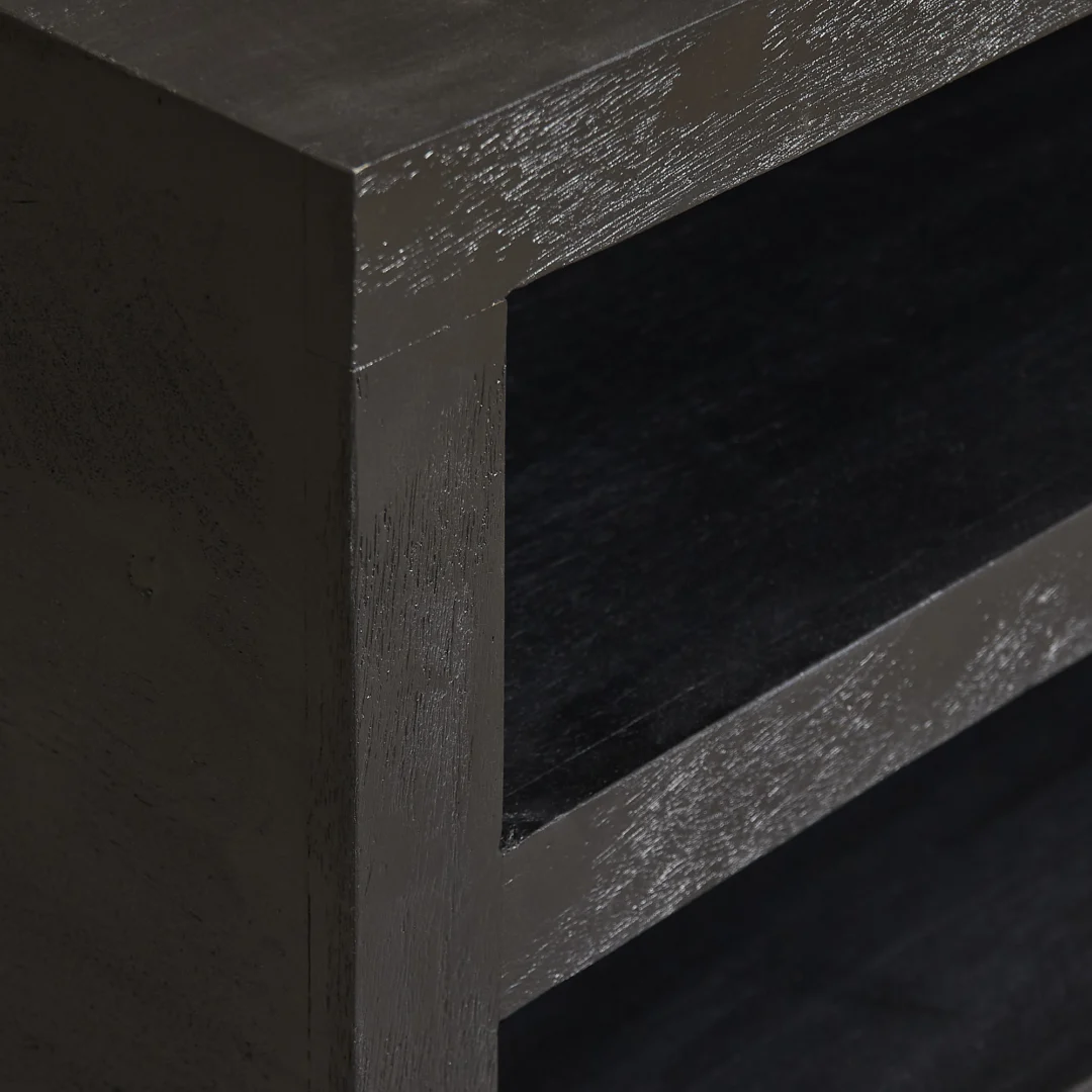 Close-up van de Salontafel Zwart Design Tijdloos, met een donkere houten afwerking met twee open planken en een gestructureerd, mat oppervlak.
