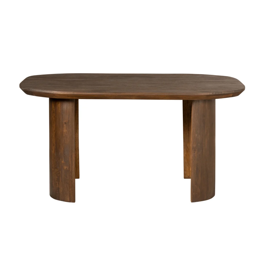 Houten eettafel met afgeronde hoeken. Robuuste tafel van massief hout, bruin.