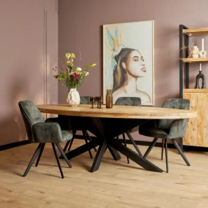 Een moderne eetkamer met de Eettafel Denver Ovaal mangohout 210 cm, vier grijs gestoffeerde stoelen, een vaas met bloemen, decoratieve flessen en een groot portret van een vrouw met een vogel op haar hoofd op een mauve muur.