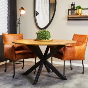 Een moderne eethoek met de Eettafel Arlington Rond 120 cm, twee bruine leren stoelen, een plantenbak, staande lamp, wandplank en een grote ronde spiegel.
