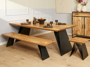 In een moderne eetkamer staan de Eettafel Extense 240 cm houten tafel en bijpassende banken met zwarte metalen poten, aangevuld met een dressoir, abstracte muurkunst en een bloemenvaas. De ruimte heeft lichte houten vloeren en neutrale muren.