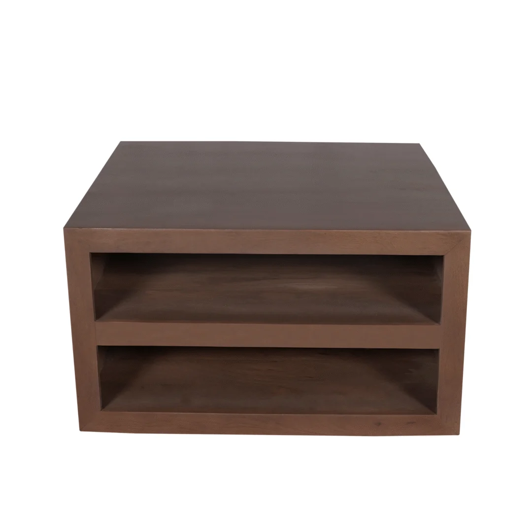 De Salontafel Walnoot Compact is een vierkante houten salontafel in donkerbruin, met twee open opbergplanken en een minimalistisch modern ontwerp.