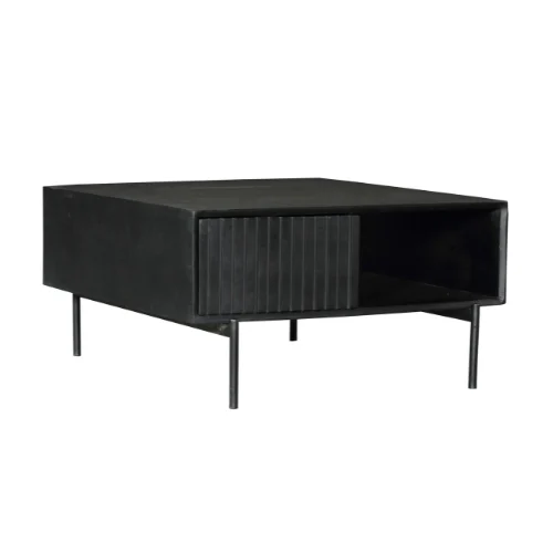 De Salontafel 80 x 80 CM Vierkant Opbergvak is een moderne zwart metalen salontafel met slanke poten, een vierkante vorm, een open plank aan de ene kant en een geribbelde schuifdeur aan de andere kant voor een minimalistische, industriële stijl.