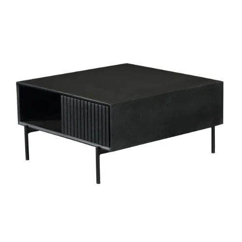 De Salontafel 80 x 80 CM Vierkant Opbergvak is een moderne zwart metalen salontafel met een rechthoekige open plank, verticale latten aan één kant en vier slanke poten.