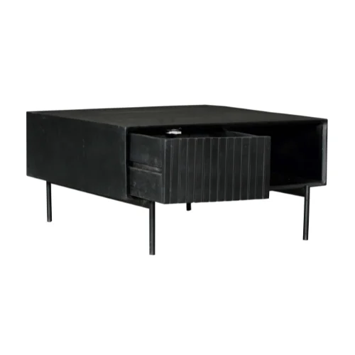 De Salontafel 80 x 80 CM Vierkant Opbergvak is een moderne zwart metalen bijzettafel met slanke poten, een gestructureerd voorpaneel en een open plank aan één kant voor handig opbergen.
