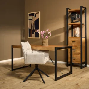 Een modern kantoor aan huis heeft de Boaz 140 cm eettafel als bureau, een beige draaistoel, schappen, decoratieve items en roze bloemen in een vaas. Abstracte kunst hangt aan de bruine muur boven een houten vloer.
