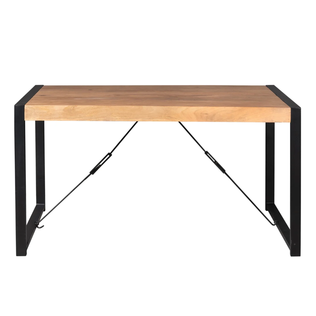 De Boaz eettafel van 160 cm heeft een dik rechthoekig blad van licht hout, zwarte metalen poten en twee diagonale steunstangen voor stabiliteit. Het moderne, minimalistische ontwerp maakt het een stijlvolle keuze voor elke eetruimte.