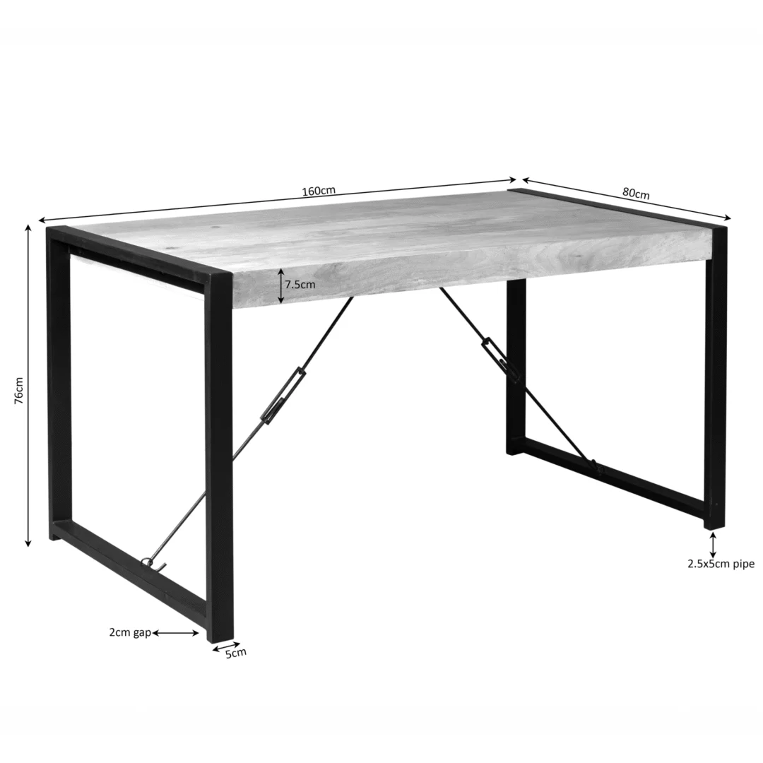 Eettafel Boaz 160 cm: een rechthoekig bureau met een licht houten blad en een zwart metalen frame, met afmetingen-160cm lengte, 80cm breedte, 76cm hoogte, 7,5cm dikte van het tafelblad, 2,54cm buis, 2cm tussenruimte en 5cm dikte van het frame.