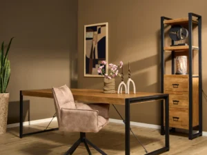 Een modern thuiskantoor met het Eettafel Boaz 220 cm houten bureau met metalen frame, een beige draaistoel, een hoge bijpassende plank met laden, abstracte muurkunst, een plant in pot en decoratieve accessoires op het bureau en de plank.