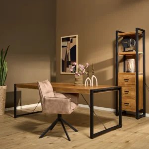 Een modern thuiskantoor met het Eettafel Boaz 220 cm houten bureau met metalen frame, een beige draaistoel, een hoge bijpassende plank met laden, abstracte muurkunst, een plant in pot en decoratieve accessoires op het bureau en de plank.