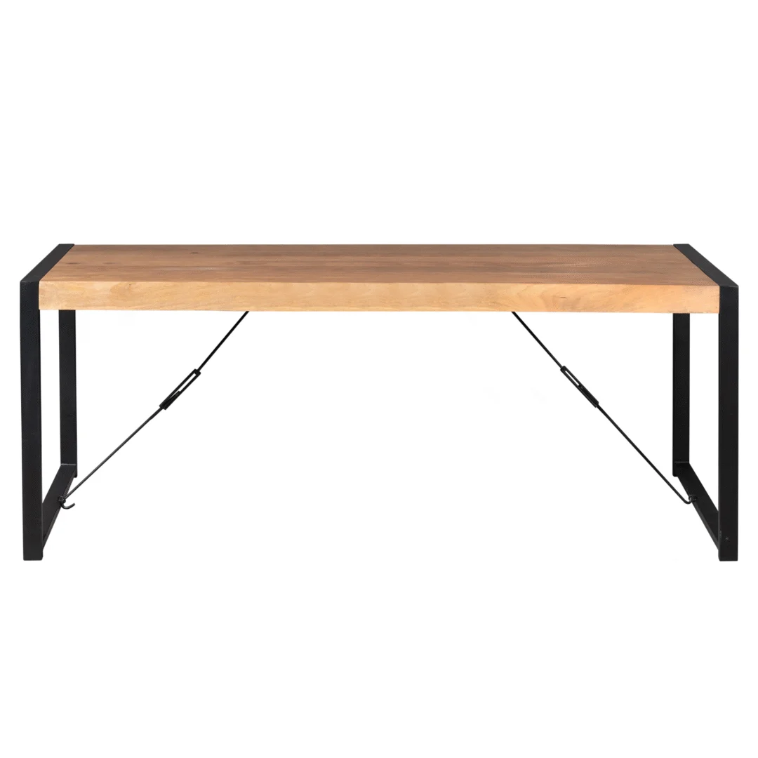 De Eettafel Boaz 220 cm is een moderne rechthoekige tafel met een licht houten blad, zwart metalen poten en diagonale steunstangen voor extra stabiliteit.