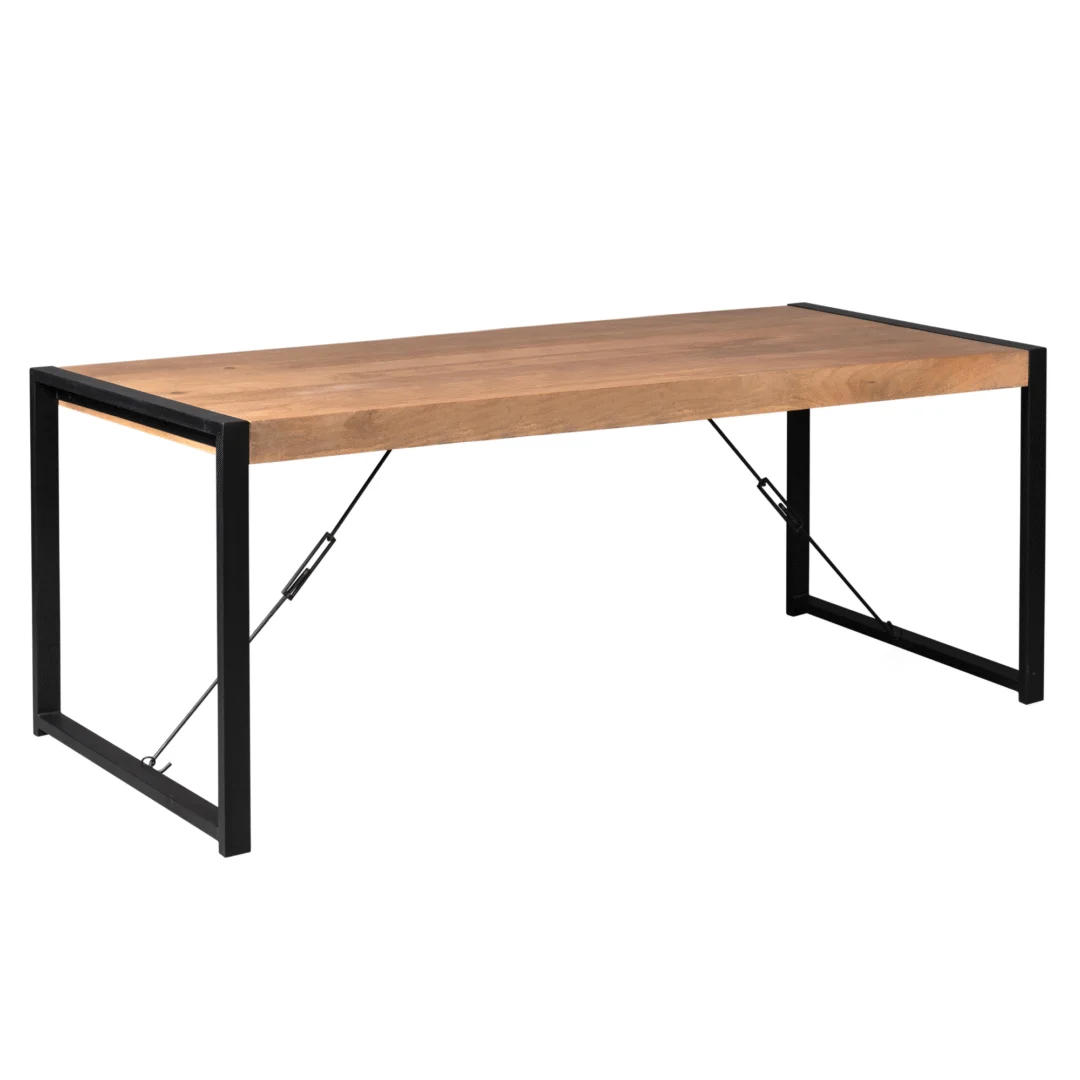 De Eettafel Boaz 220 cm is een moderne industriële rechthoekige houten tafel met een dik naturel houten blad en zwarte metalen poten verbonden door diagonale steunstangen.