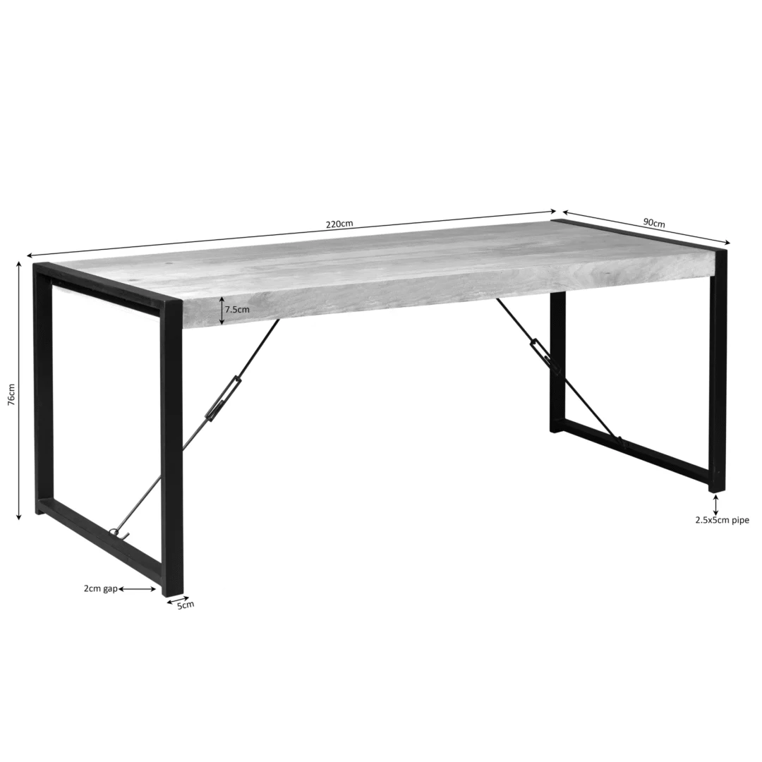 De Eettafel Boaz 220 cm is een rechthoekige tafel met een licht houten blad en zwart metalen poten. Hij meet 220cm (L) x 90cm (B) x 76cm (H), met een 7,5cm dik blad, 2cm tussenruimte aan de onderkant en een 2,5cm buisframe.