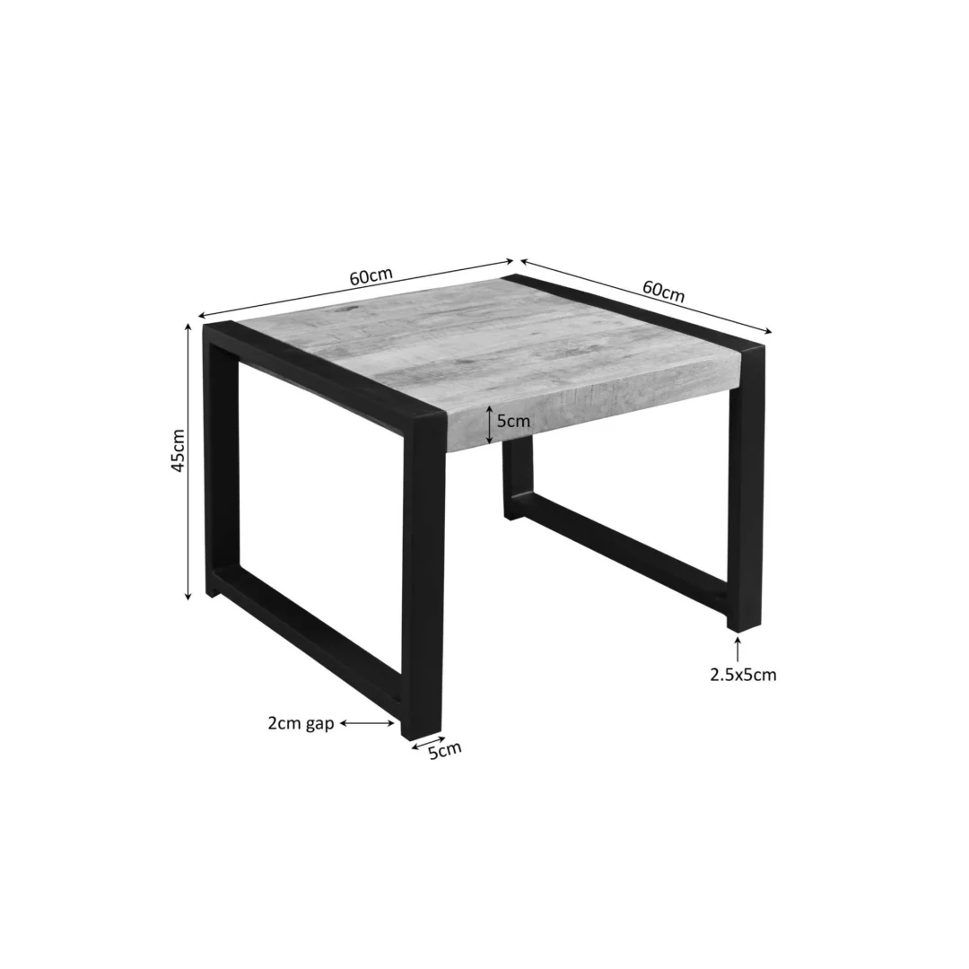 Bijzettafel Boaz 60 cm: vierkante tafel met een licht houten blad en zwart metalen poten. Afmetingen: 60x60x45 cm (BxDxH), 5 cm dikke poten en tafelblad, 2 cm tussenruimte boven poten, 2,5x5 cm pootframe.