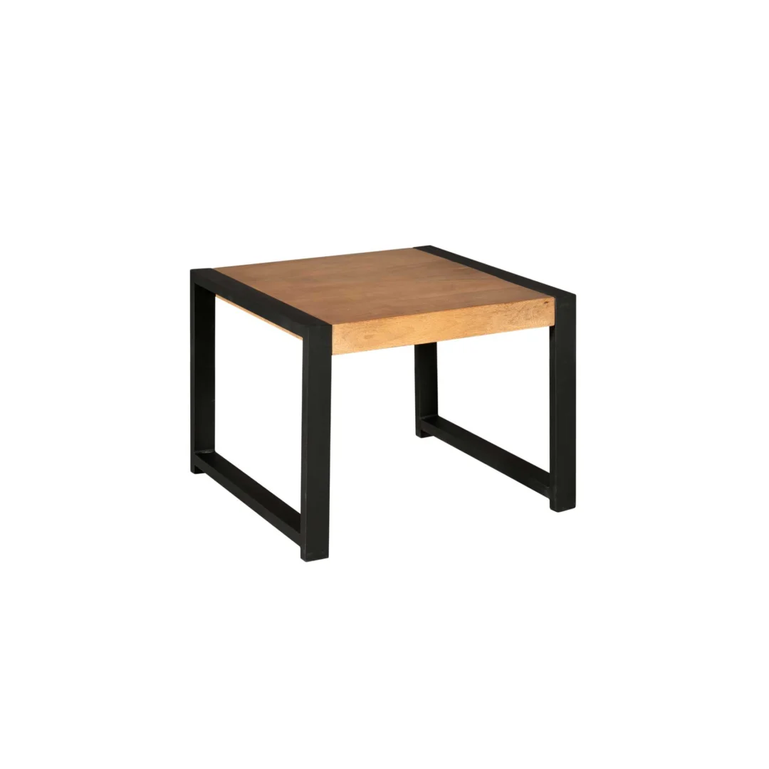 De bijzettafel Boaz 60 cm heeft een modern vierkant ontwerp met een licht houten blad en poten met een zwart metalen frame, tegen een effen witte achtergrond.