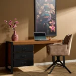 Industriële bureau van mangohout met metalen frame en 3 lades. Afmeting: 145x58x74 cm.