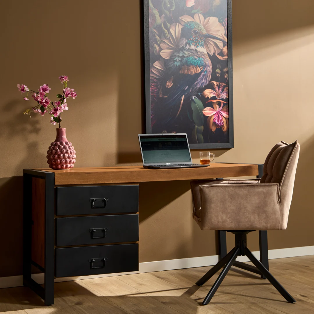 Industriële bureau van mangohout met metalen frame en 3 lades. Afmeting: 145x58x74 cm.