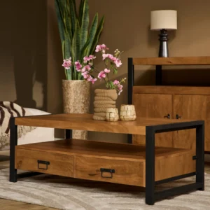 Een moderne woonkamer toont de Salontafel 120 x 60 CM Klassiek, een houten salontafel met zwart metalen accenten, aangevuld met een vaas met roze bloemen, twee kopjes, een grote plant, dressoir, lamp en neutraal vloerkleed.