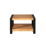 De minimalistische Salontafel 80 x 80 CM Vierkant heeft een modern vierkant ontwerp met een licht houten afwerking, een onderste plank en een stevig zwart metalen frame aan beide zijden, tegen een effen witte achtergrond.