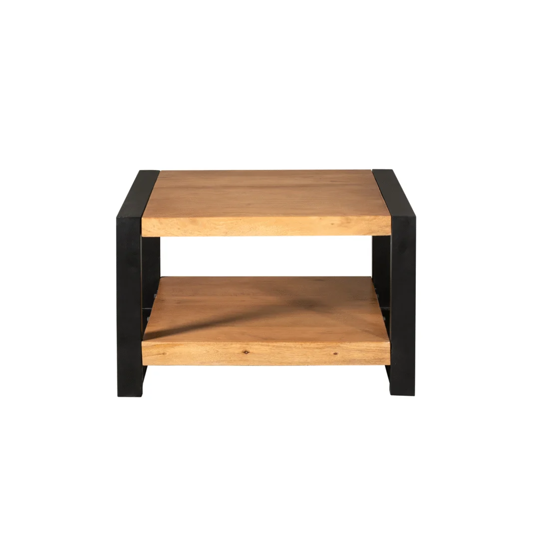 De minimalistische Salontafel 80 x 80 CM Vierkant heeft een modern vierkant ontwerp met een licht houten afwerking, een onderste plank en een stevig zwart metalen frame aan beide zijden, tegen een effen witte achtergrond.