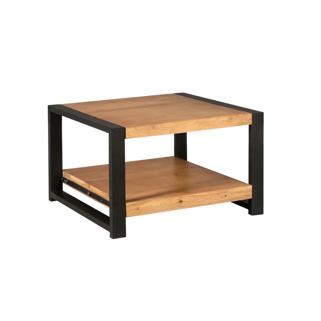 De Salontafel 80 x 80 CM Vierkant is een minimalistische vierkante houten bijzettafel met stevige zwarte metalen poten en een onderste plank voor extra opbergruimte, een combinatie van modern design en natuurlijke houten oppervlakken.