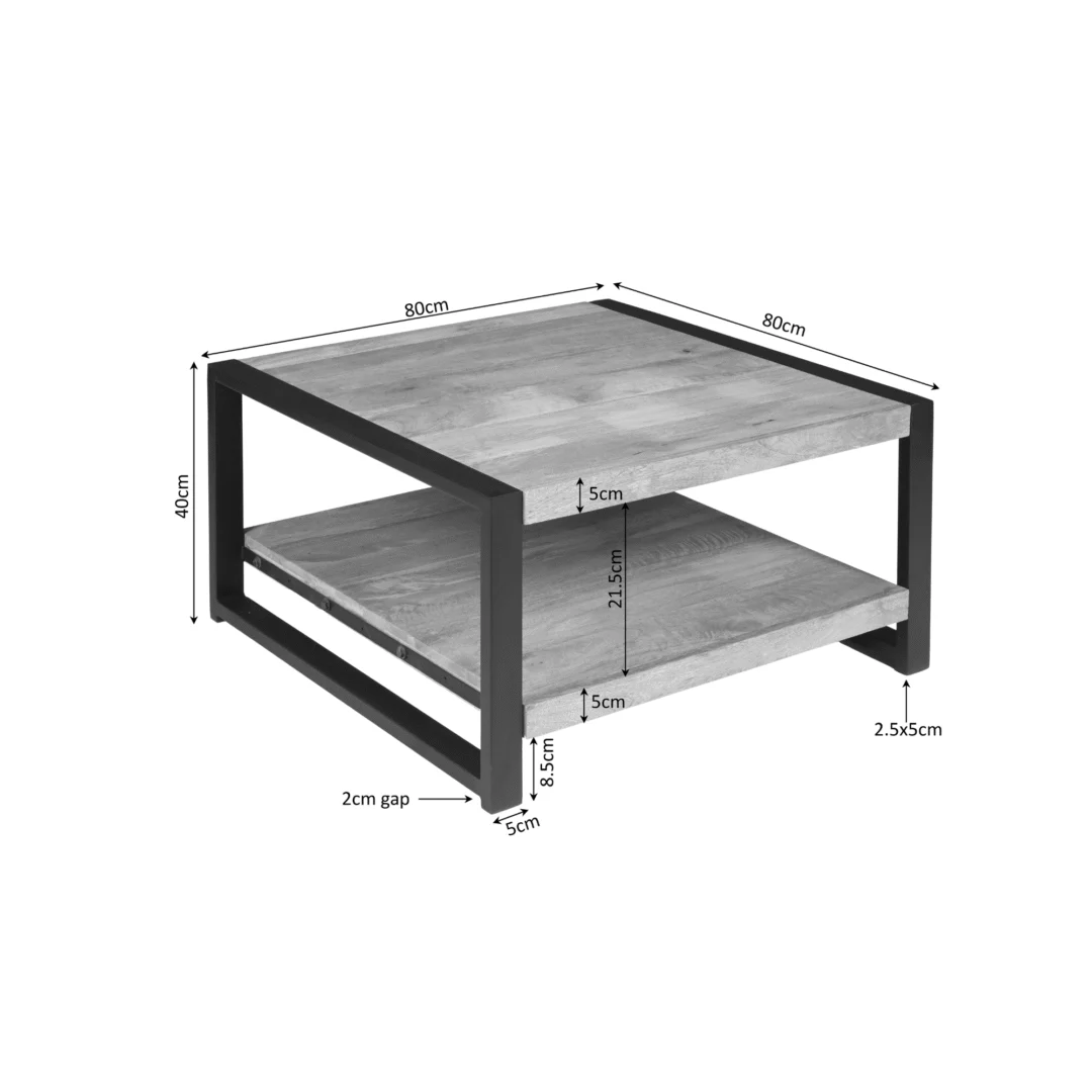 De Salontafel 80 x 80 CM Vierkant is een minimalistische vierkante salontafel met een metalen frame, houten oppervlakken en onderste plank. Afmetingen: 80x80cm (B/L), 40cm (H), 21,5cm ruimte tussen de planken, 5cm frame, 8,5cm ruimte onder de planken en 2,5x5cm spijlen voor het frame.
