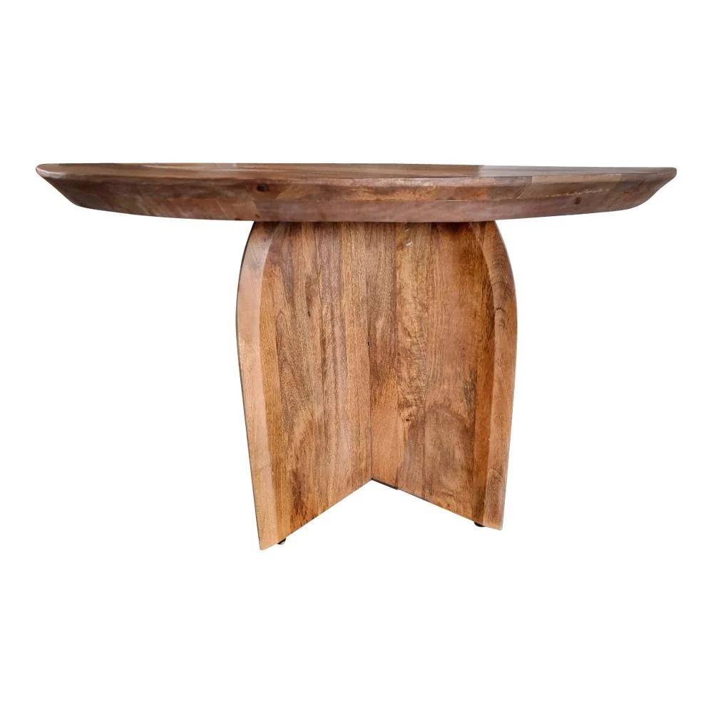 Robuuste ronde eettafel van hout, vooraanzicht. De tafel heeft een opvallend onderstel. Warme kleuren en zachte belichting.