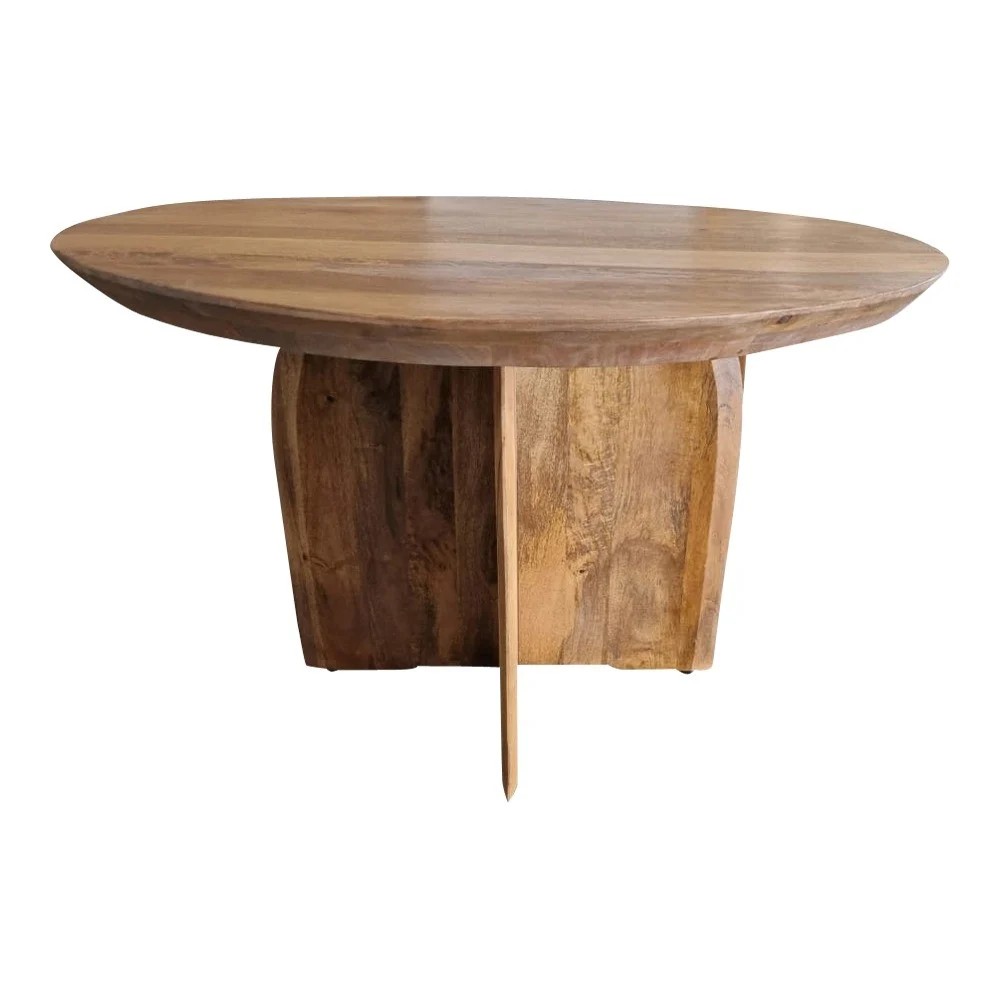 Studiofoto van een robuuste, ronde eettafel. Het tafelblad en de basis zijn van lichtbruin hout, geïsoleerd op een witte achtergrond.