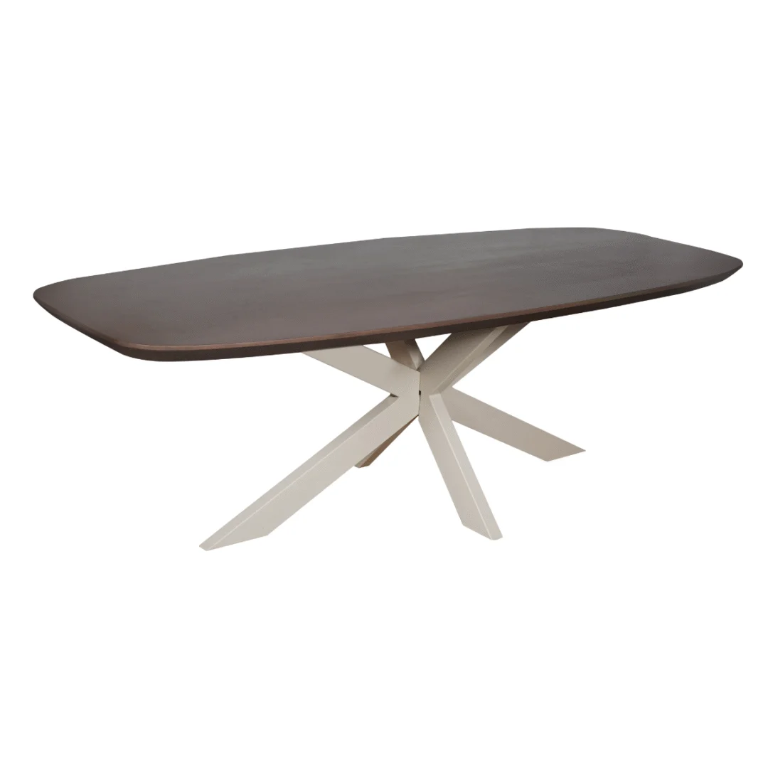 De Eettafel Madison Walnoot is een moderne eettafel van 280 cm met een donker walnoot, Deens ovaal blad en een kenmerkend zandkleurig schuin onderstel met vier schuin geplaatste poten.