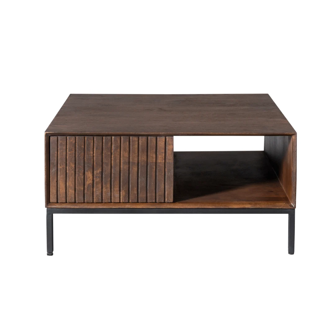 Studiofoto van een vierkante, bruine salontafel met metalen poten. De tafel heeft een open vak en een lade met verticale latten.