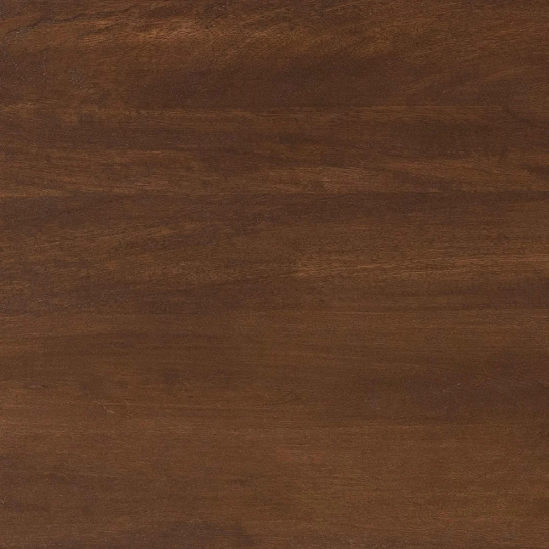 Een close-up van de Eettafel Madison Bruin (160 cm, Deens Ovaal) toont het gladde bruine houten oppervlak met subtiele nerfpatronen en natuurlijke kleurvariaties, aangevuld met een zandkleurige poot ("Poot Zand").