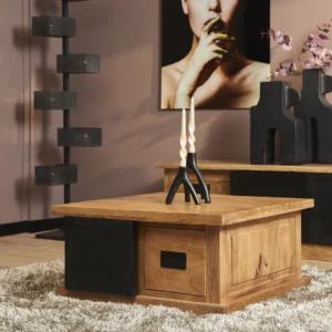 Een moderne woonkamer met de Salontafel 80 CM Klassiek vierkante houten salontafel met zwarte accenten, gedraaide kaarsen in een zwarte houder, abstracte decoratie, een beige vloerkleed en een vrouwenportret aan de muur.