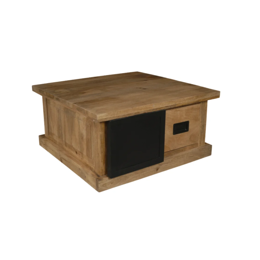 De Salontafel 80 CM Klassiek is een vierkante houten salontafel met een natuurlijke afwerking, zwarte schuifdeur en rechthoekige metalen handgreep. Hij heeft een doosvormige, stevige constructie en zijkanten met panelen voor een klassieke look.