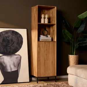 Houten boekenkast Madison in natuurlijk licht, met twee planken en een kastdeur met ribbels. Zwarte poten, sfeervolle belichting.