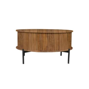De Salontafel 80 CM Rond Design Tijdloos heeft een rond houten blad, verticale latten aan de zijkanten en vier zwarte metalen poten tegen een effen witte achtergrond.