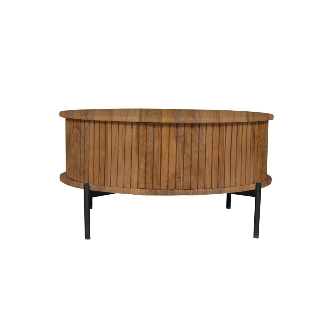 De Salontafel 80 CM Rond Design Tijdloos heeft een rond houten blad, verticale latten aan de zijkanten en vier zwarte metalen poten tegen een effen witte achtergrond.