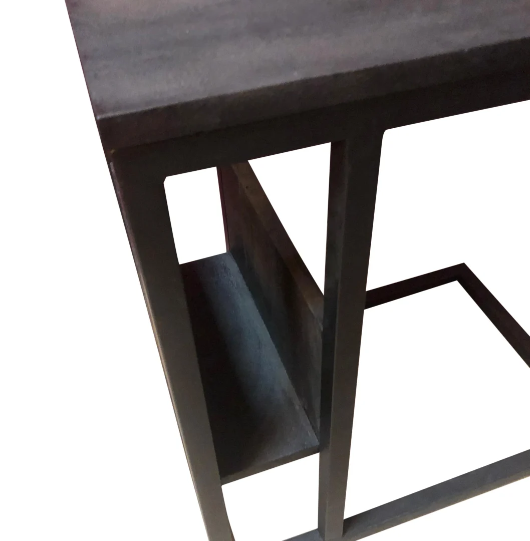 Een close-up van de Schuifregelaar tafel van zwart mangohout met een rechthoekig blad en open zijplank, tegen een witte achtergrond.