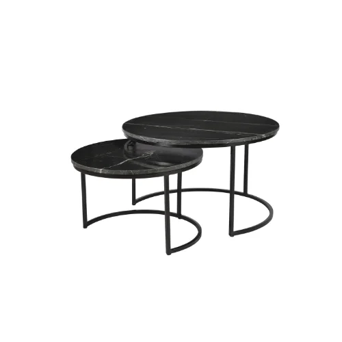 De Salontafel Zwart bestaat uit twee ronde zwarte nesttafels (70 x 70 cm) met marmeren bladen en metalen frames. De kleinere tafel schuift gedeeltelijk onder de grotere, beide met een minimalistisch modern ontwerp.